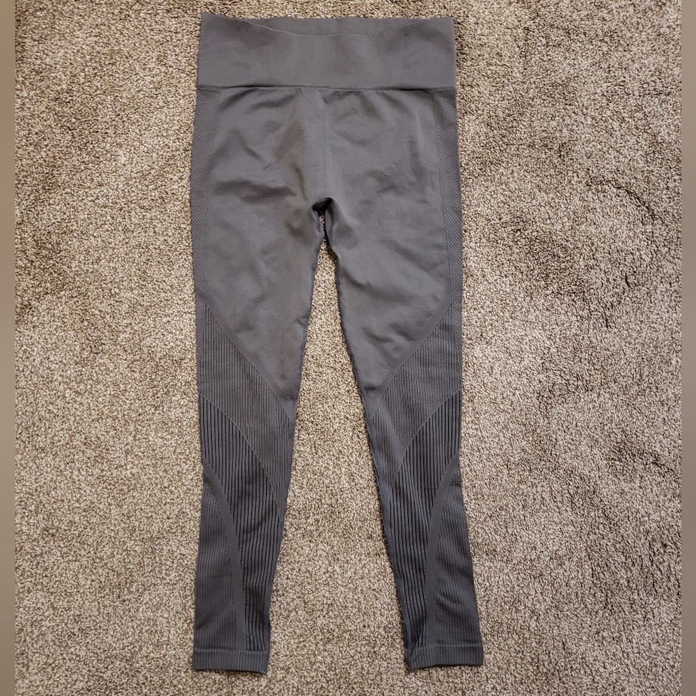 Women's ZYIA Active grey athletic leggings size large in great condition